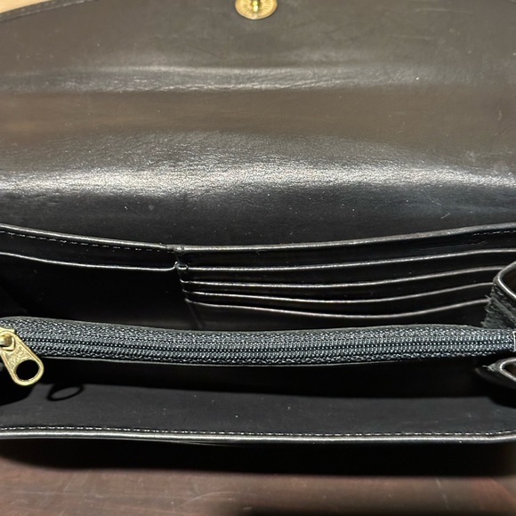 FREE wallet with a purchase of a bag. - Picture 3 of 14